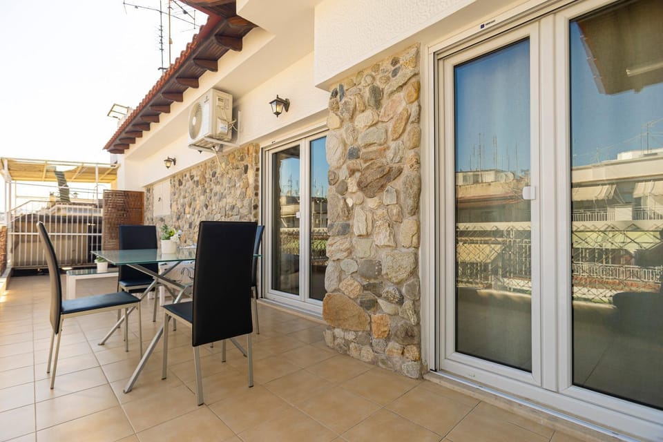 Patio, Day, Balcony/Terrace, Dining area