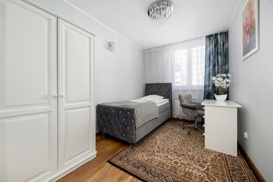 Bed, Photo of the whole room, Seating area, Bedroom