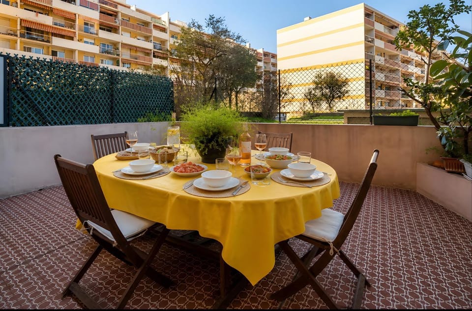 Property building, Balcony/Terrace, Living room