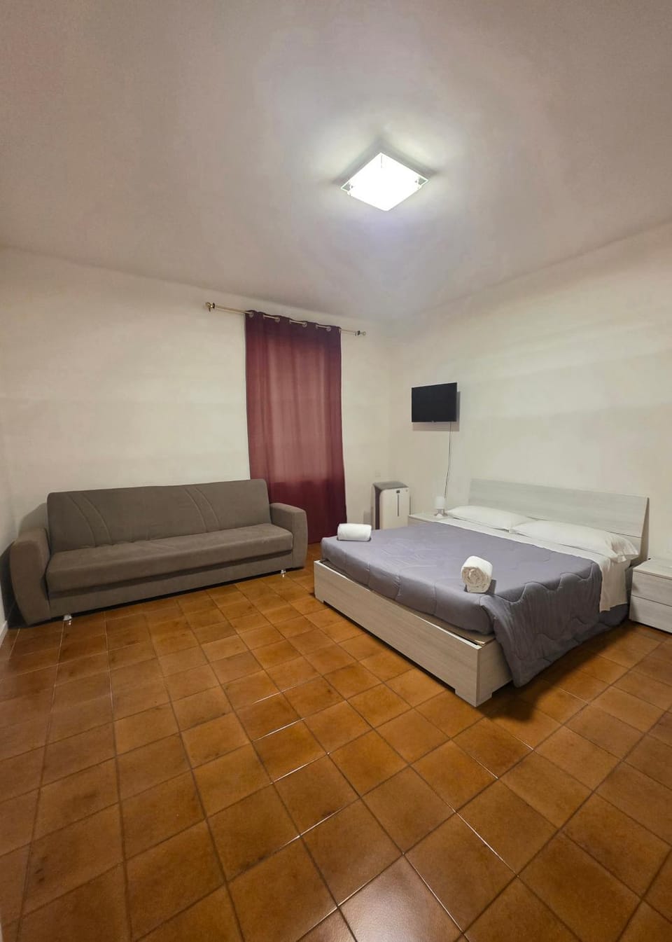 Bed, TV and multimedia, Bedroom, towels