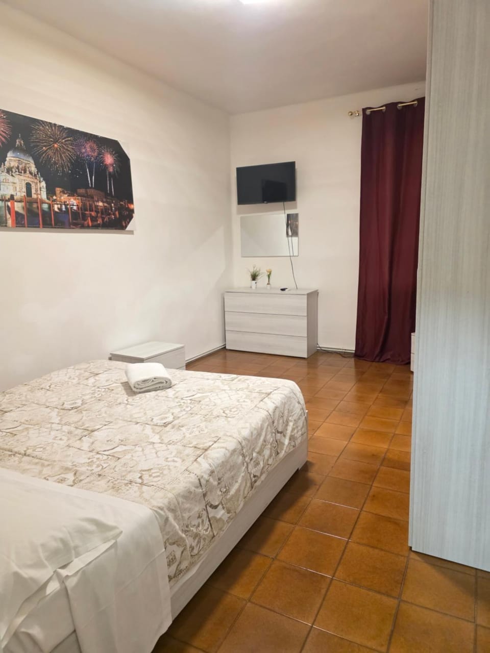 Bed, TV and multimedia, Bedroom, towels