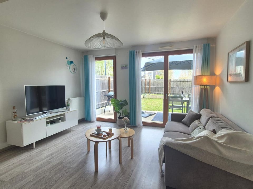 Communal lounge/ TV room, Living room, Seating area, Garden view