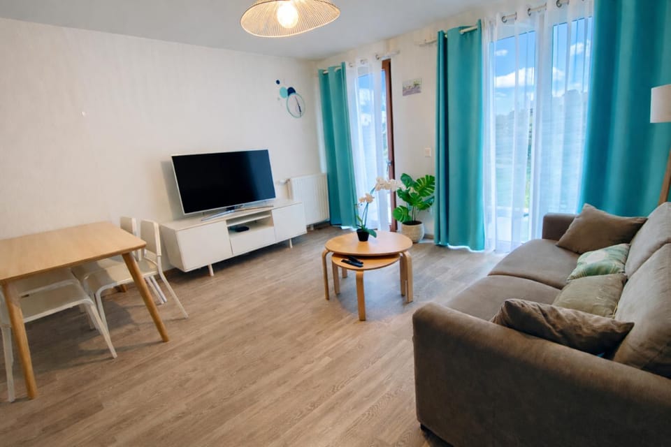 Communal lounge/ TV room, TV and multimedia, Living room, Seating area, Dining area, internet