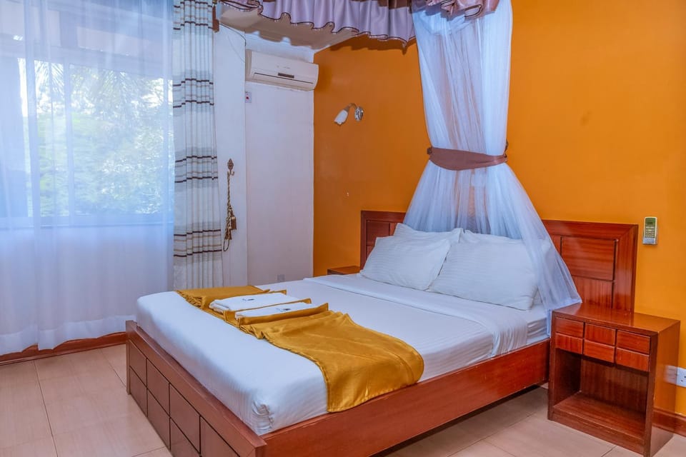 Bed, Photo of the whole room, towels, air conditioner