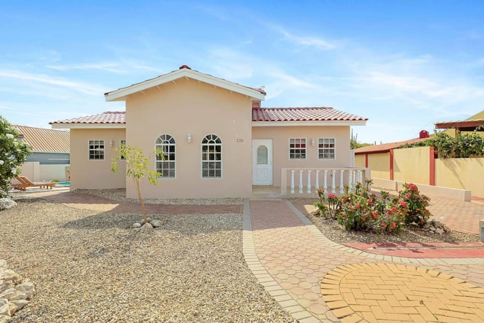 Mango Villa 3BR with Big Pool by Signature Stays House in Noord