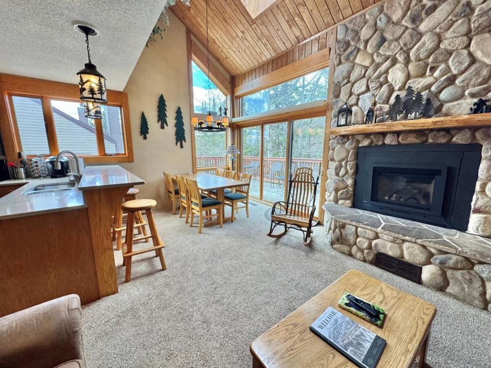 3BR Townhome Ski In Ski Out Pool Hot Tub House in Lutsen