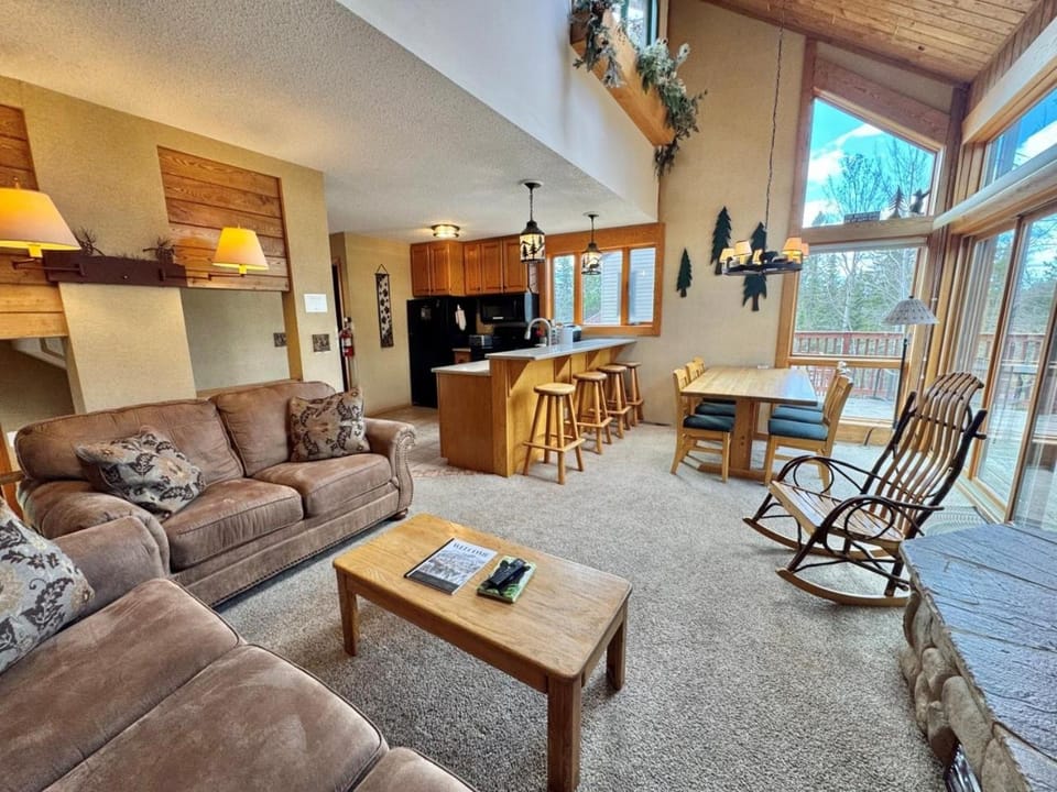 3BR Townhome Ski In Ski Out Pool Hot Tub House in Lutsen