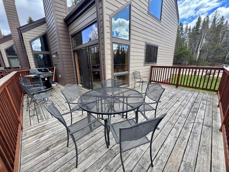3BR Townhome Ski In Ski Out Pool Hot Tub House in Lutsen