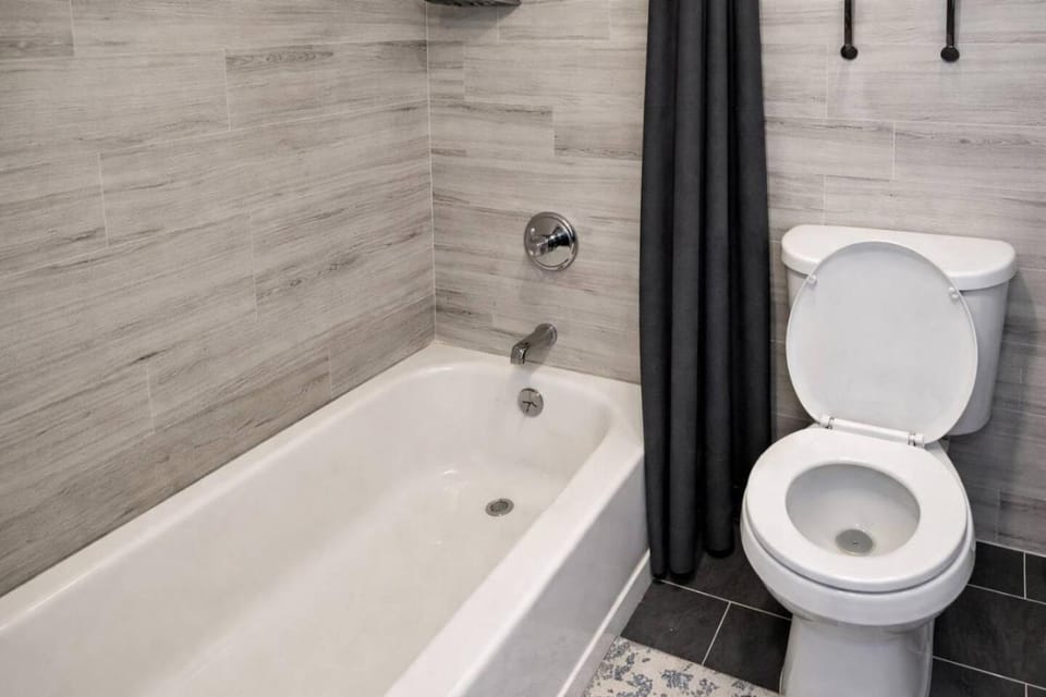 5BR Family Escape , Close to Niagara Falls Apartment in Buffalo