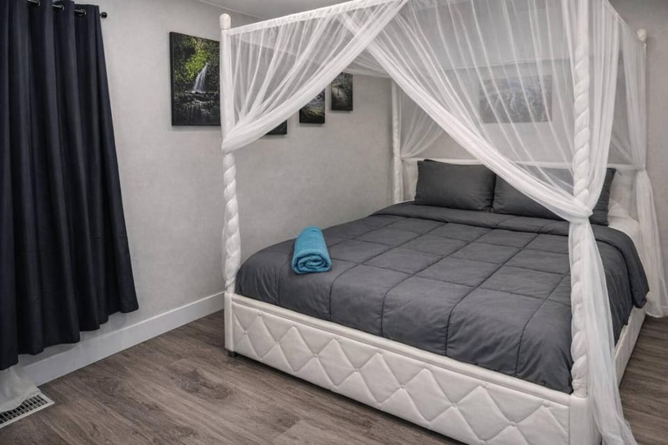 5BR Family Escape , Close to Niagara Falls Apartment in Buffalo