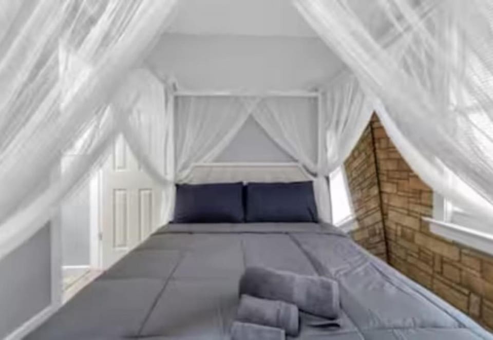 Niagara Falls 4BR Gem Apartment in Niagara Falls