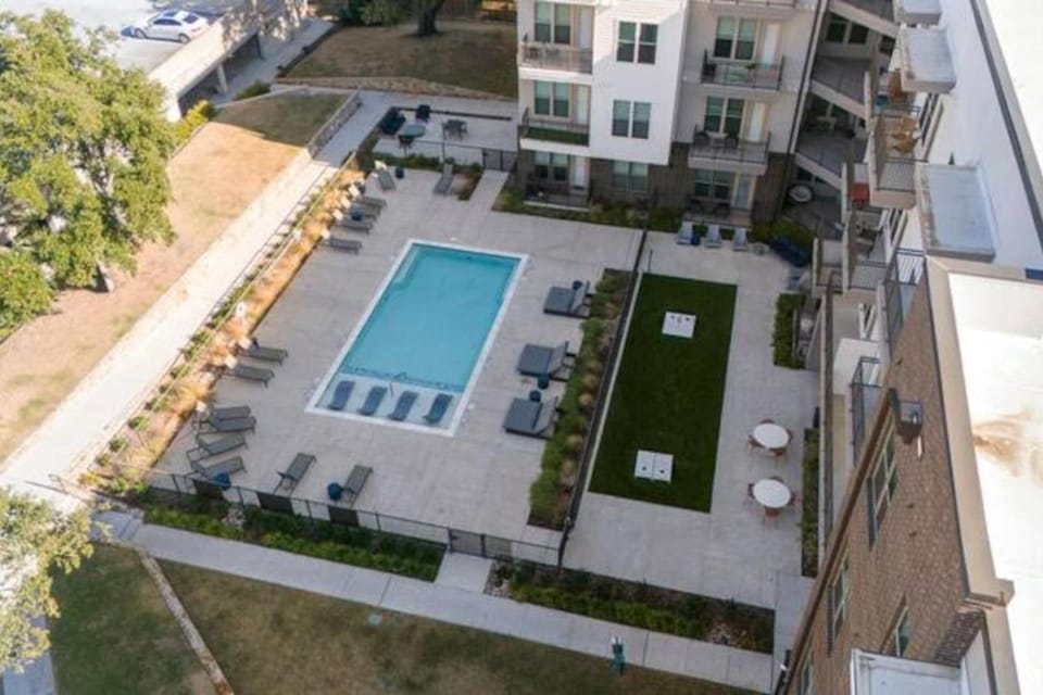 Cozy Modern 2BR Near Dining and Shops Downtown Apartment in Addison