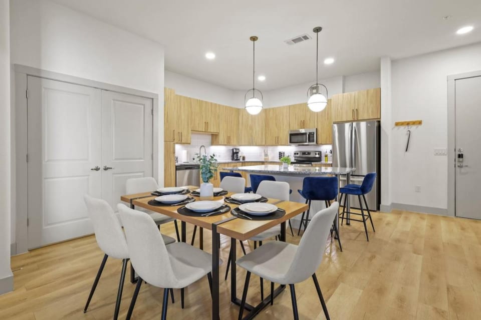 Cozy Modern 2BR Near Dining and Shops Downtown Apartment in Addison