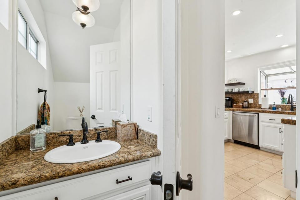 Steps to Main Street Pier Beach 3 Ensuite Bath House in Huntington Beach