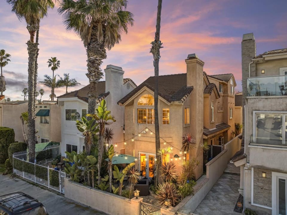 Steps to Main Street Pier Beach 3 Ensuite Bath House in Huntington Beach