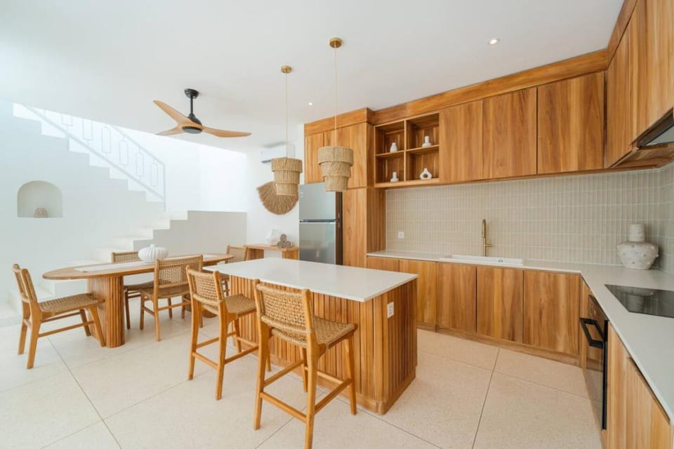 Kitchen or kitchenette, Dining area, oven, stove