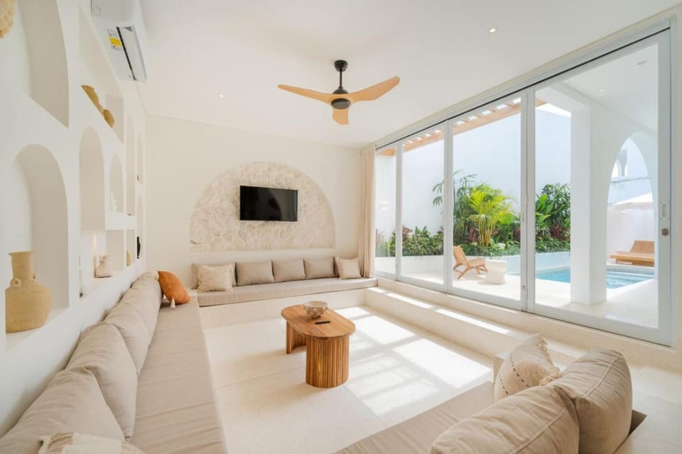 TV and multimedia, Living room, Pool view