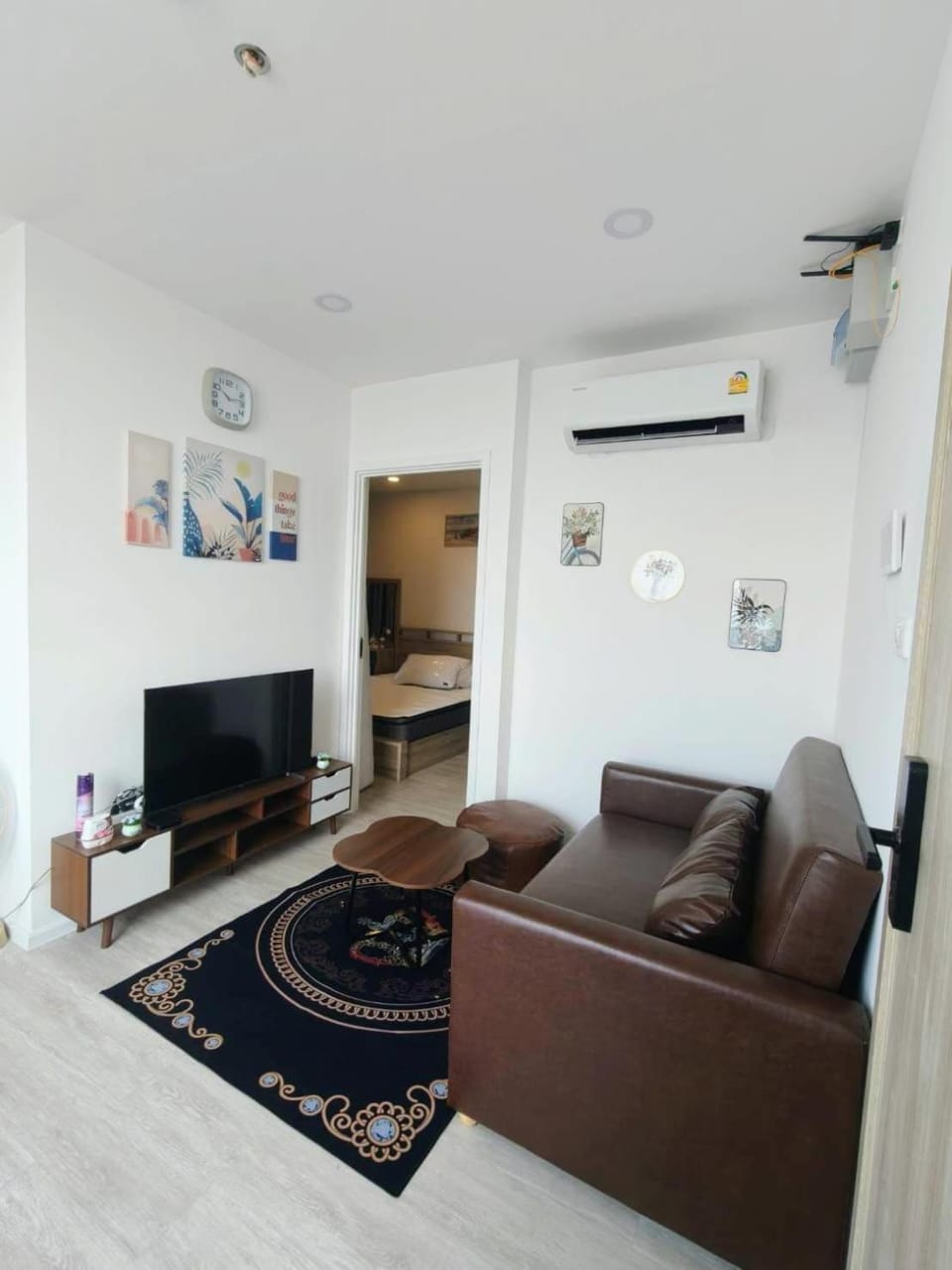 Communal lounge/ TV room, TV and multimedia, Living room, Seating area, air conditioner