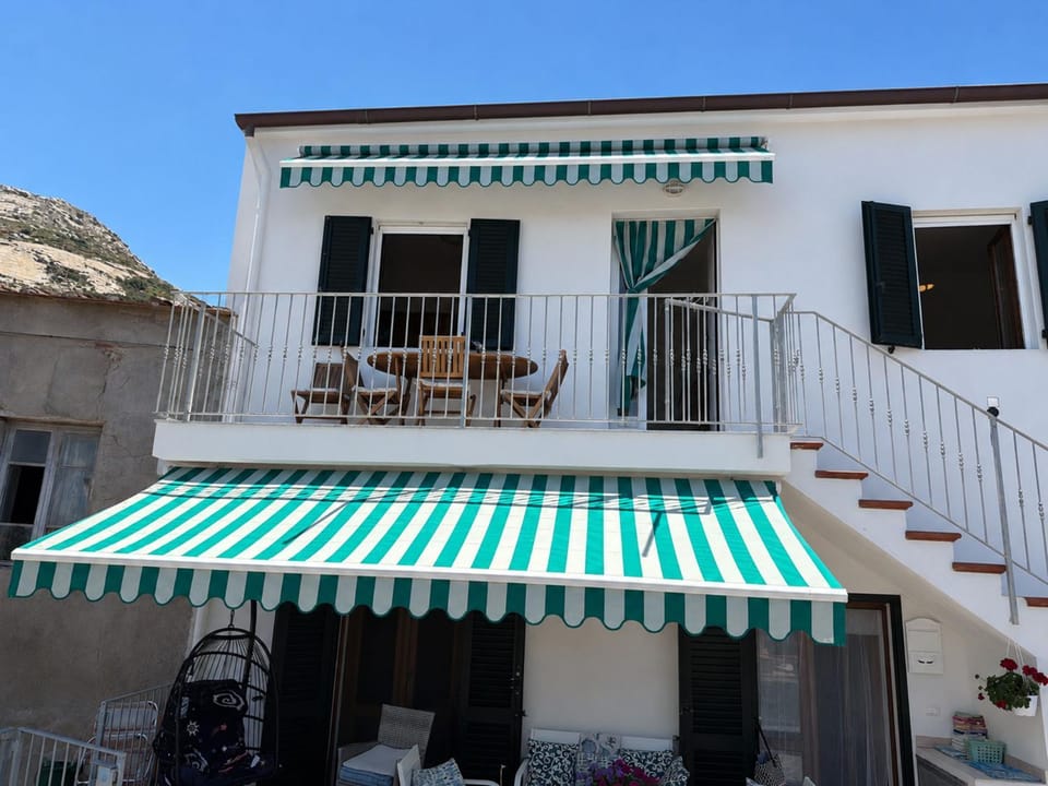 Facade/entrance, Balcony/Terrace