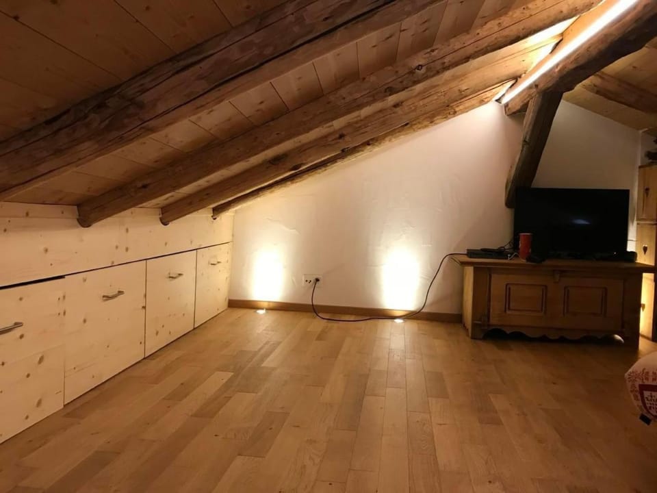 Holiday Home Chalet Le Grandzon - bis 8 Personen by Interhome House in Canton of Valais