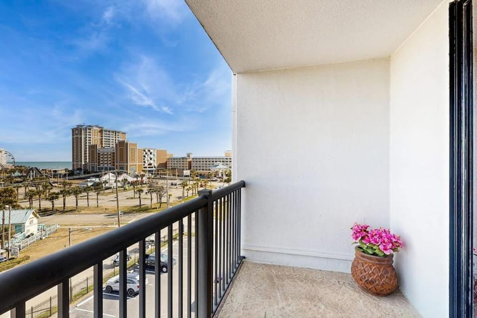 Holiday Towers 607 Apartment in Myrtle Beach