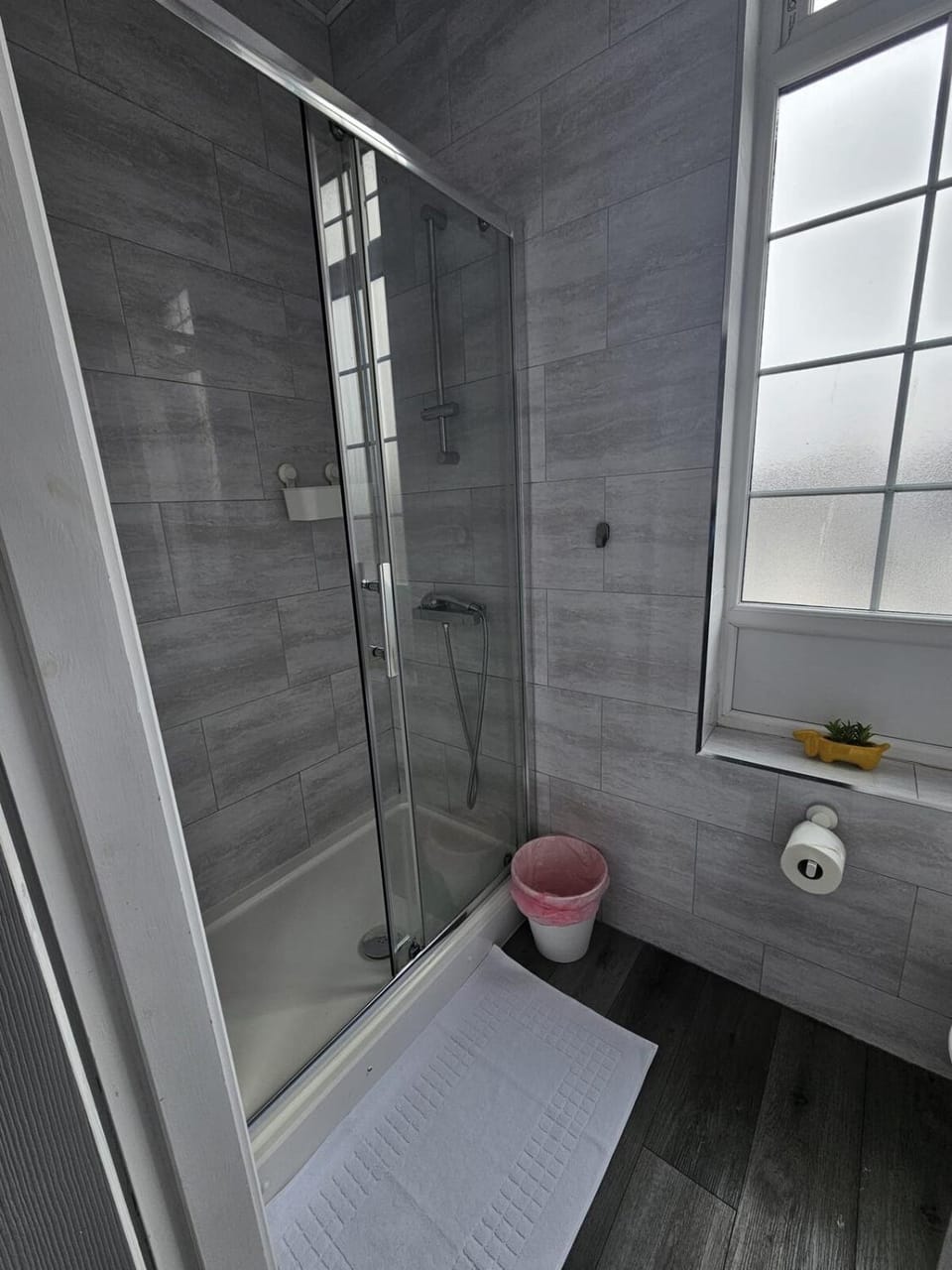 #127 Modern City Suite Digbeth - 5 min to Birmingham Museum & Art Gallery - Sleeps 2- "Perfect for Contractors and Couples " Apartment in Scotland
