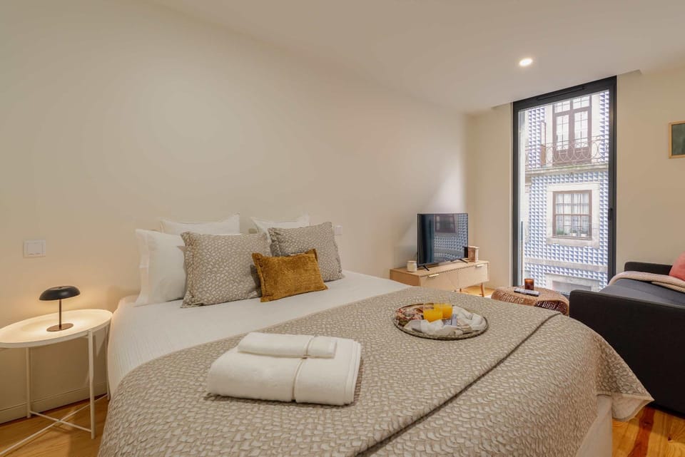 Bed, TV and multimedia, Living room, Bedroom, towels
