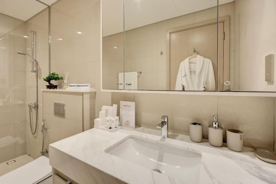 Rentico l Luxury 1BR Downtown Canal & Skyline View Apartment in Dubai