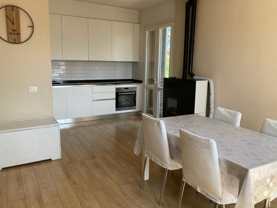 Coffee/tea facilities, dishwasher, microwave, kitchen
