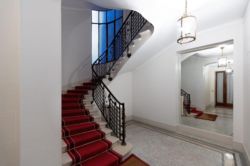 Spacious Apartment - Arc de Triomphe Apartment in Paris
