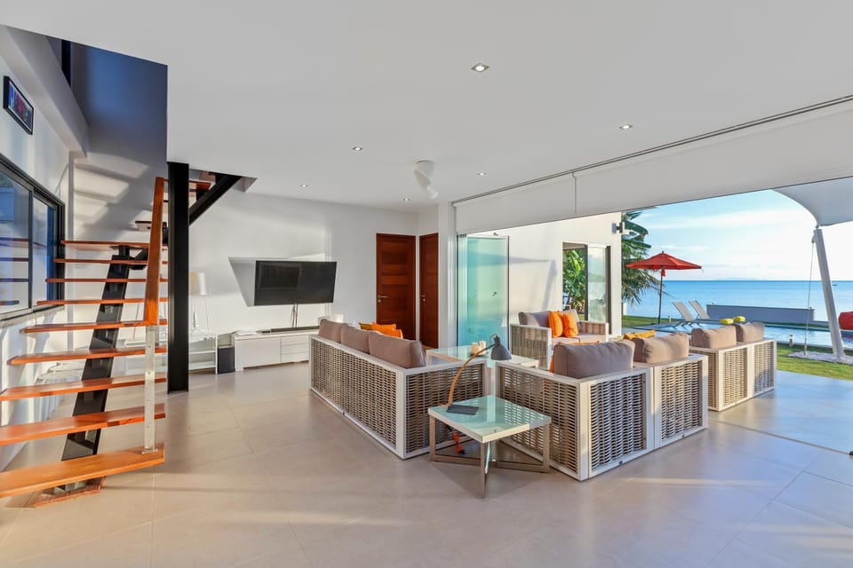 Communal lounge/ TV room, Living room, Evening entertainment, Sea view