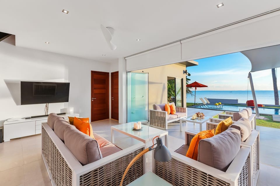 Communal lounge/ TV room, Living room, Seating area, Evening entertainment, Sea view