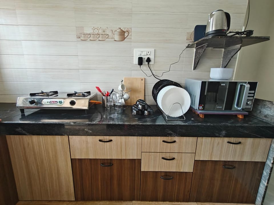 Coffee/tea facilities, Kitchen or kitchenette, stove