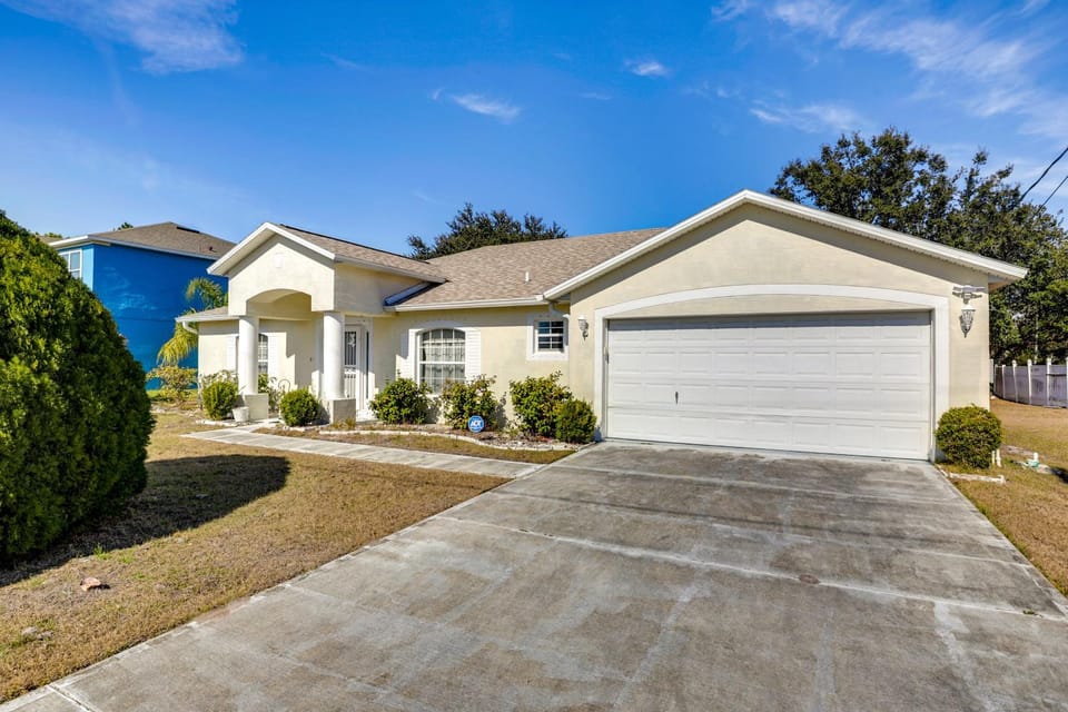 8 Mi to Sea! Snowbird Haven w/ Porch in Palm Coast House in Palm Coast