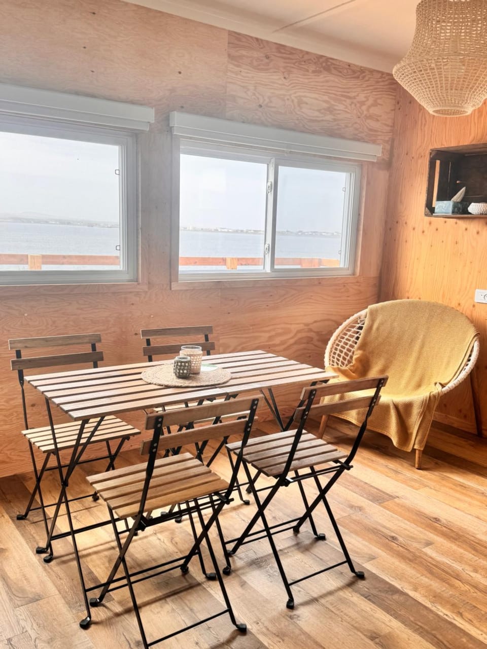 Seating area, Dining area