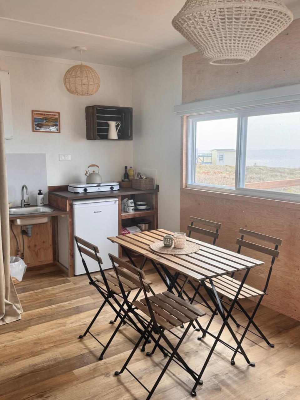 Coffee/tea facilities, Kitchen or kitchenette, Dining area, stove