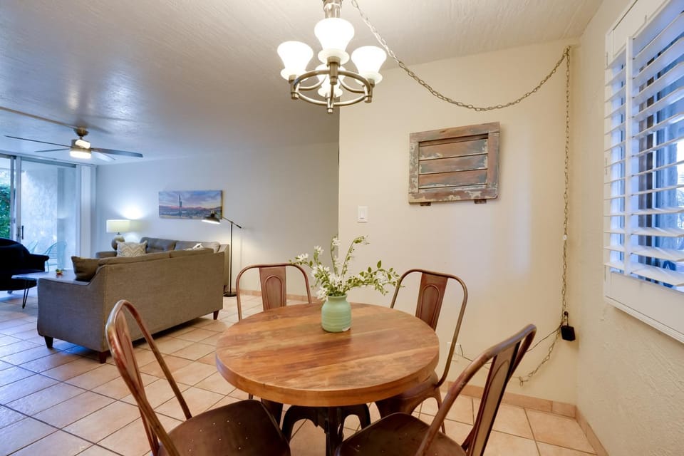 Walk to Waterfront! Couple’s Retreat in Old Town House in Scottsdale