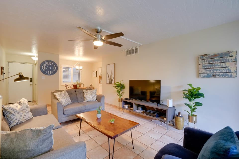 Walk to Waterfront! Couple’s Retreat in Old Town House in Scottsdale