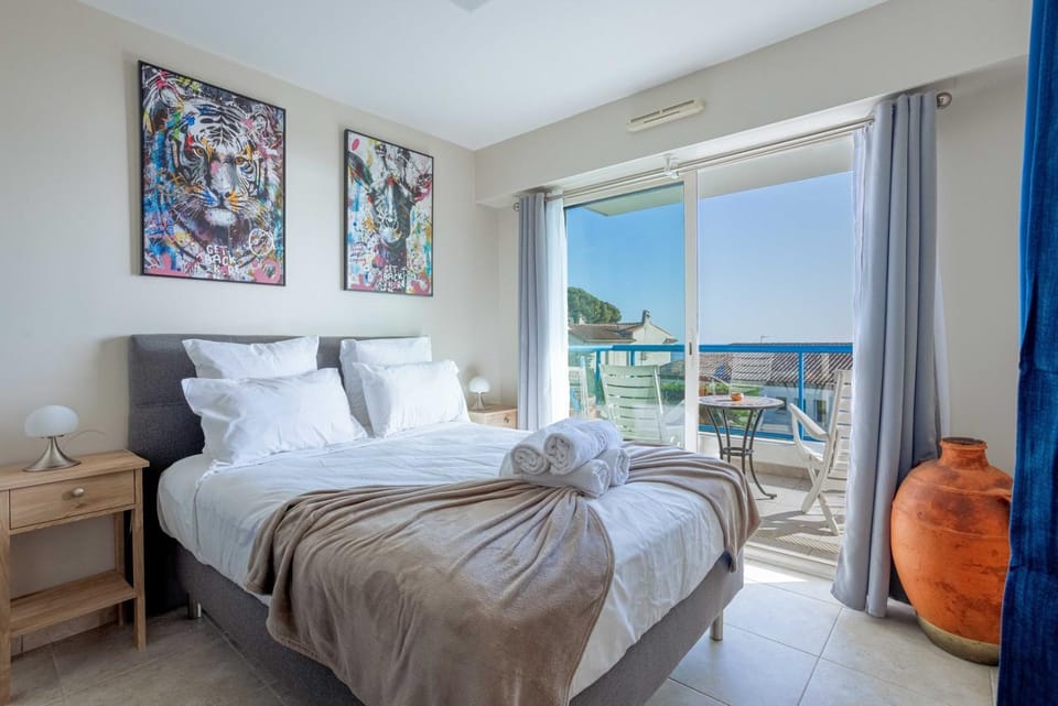 Blue Riviera - Terrace with sea view, pool, modern, spacious, AC Apartment in Cannes