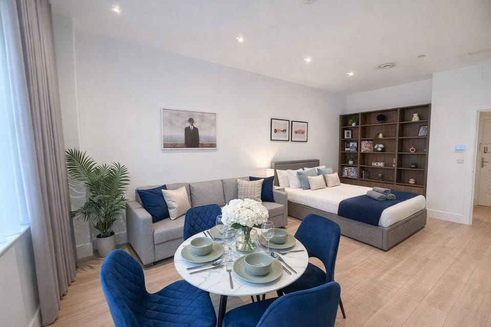 Bed, Living room, Decorative detail, Seating area, Dining area, Bedroom, heating, towels, wardrobe, air conditioner