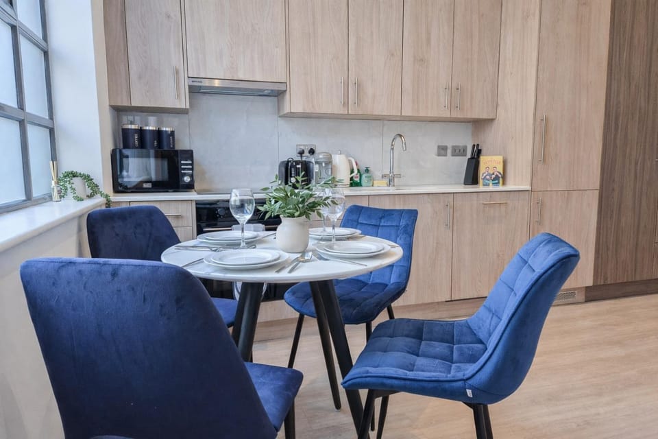 Coffee/tea facilities, Decorative detail, Seating area, Dining area, heating, microwave, oven, storage, stove, toaster, washing machine, dryer, kitchen
