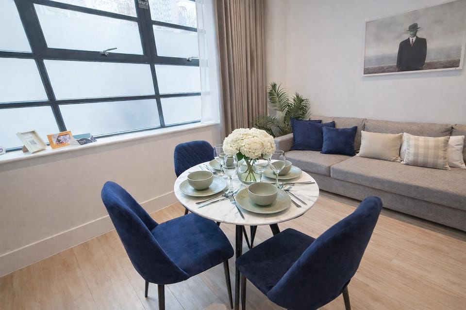 Decorative detail, Seating area, Dining area, flat iron, heating, internet, air conditioner