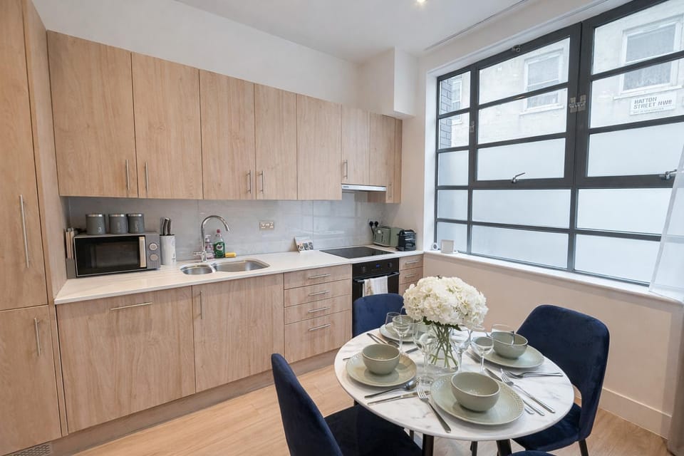 Coffee/tea facilities, Seating area, Dining area, dishwasher, microwave, oven, storage, stove, toaster, washing machine, dryer, kitchen