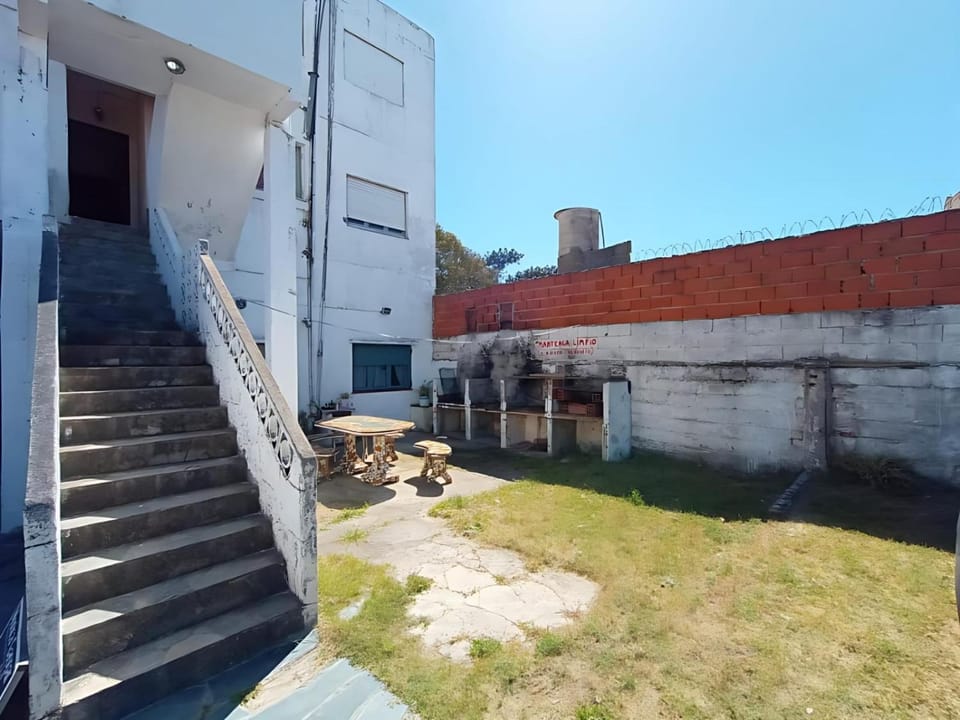 Departamento de 3 ambientes para hasta 8 personas a 4 cuadras de mar con balcón y parrilla para hacer asados Apartment in Santa Teresita