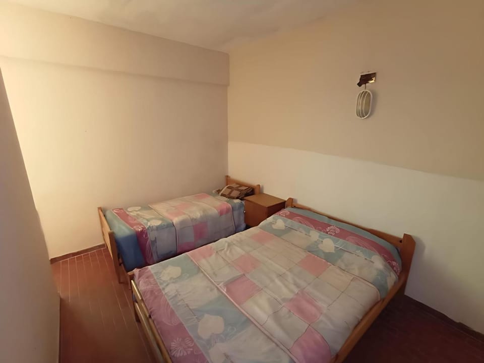 Departamento de 3 ambientes para hasta 8 personas a 4 cuadras de mar con balcón y parrilla para hacer asados Apartment in Santa Teresita