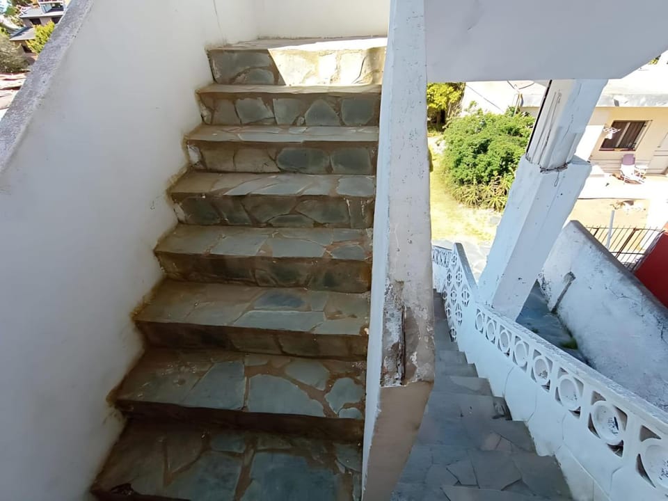 Departamento de 3 ambientes para hasta 8 personas a 4 cuadras de mar con balcón y parrilla para hacer asados Apartment in Santa Teresita