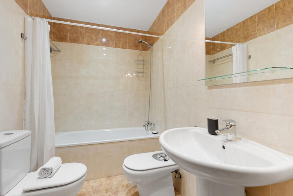 Shower, Toilet, Bathroom, Bath, bidet, towels