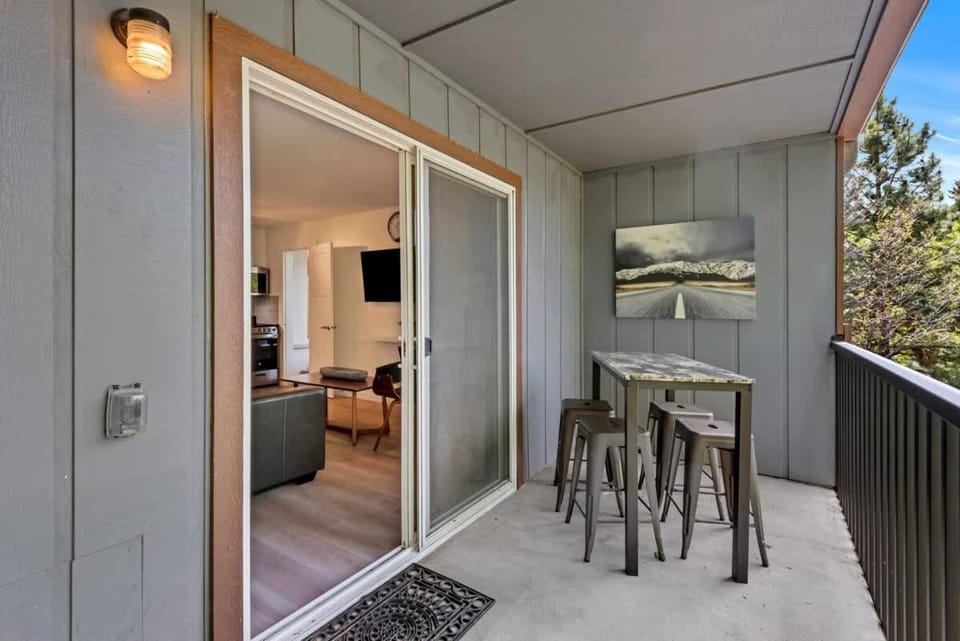 Beautifully Remodeled Top-Floor Condo Downtown House in Bend