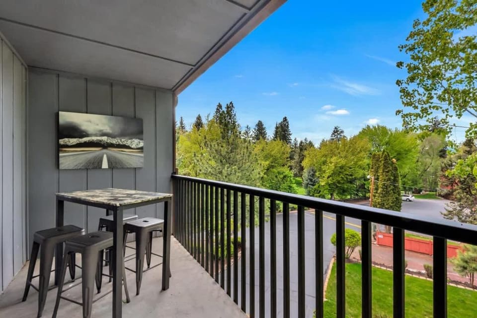 Beautifully Remodeled Top-Floor Condo Downtown House in Bend