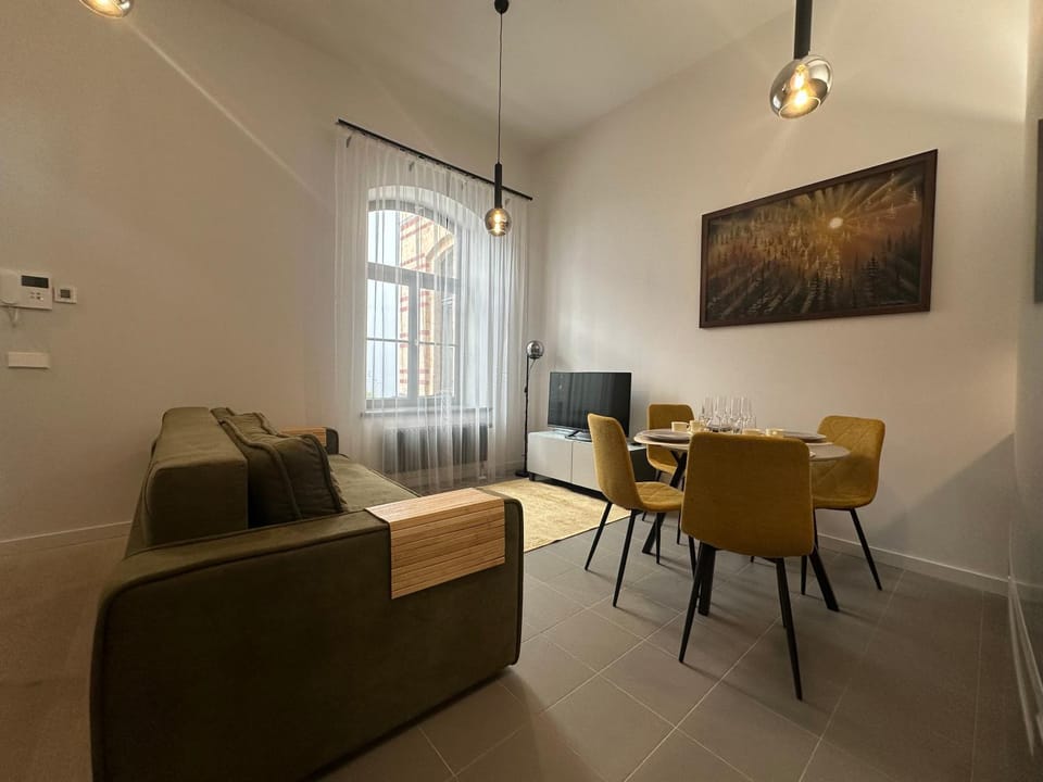 TV and multimedia, Seating area, Dining area